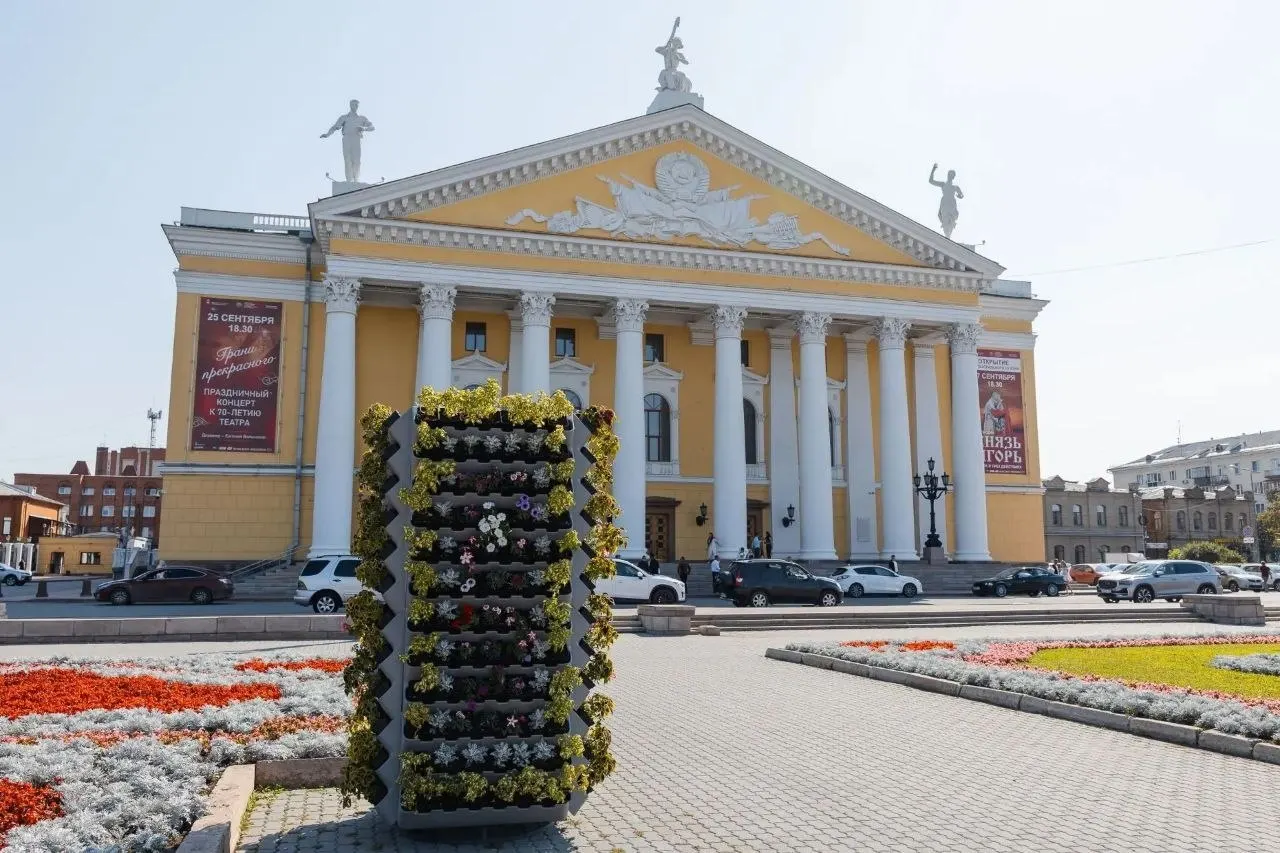 После опроса горожан клумбы установлены у трёх культурных учреждений.