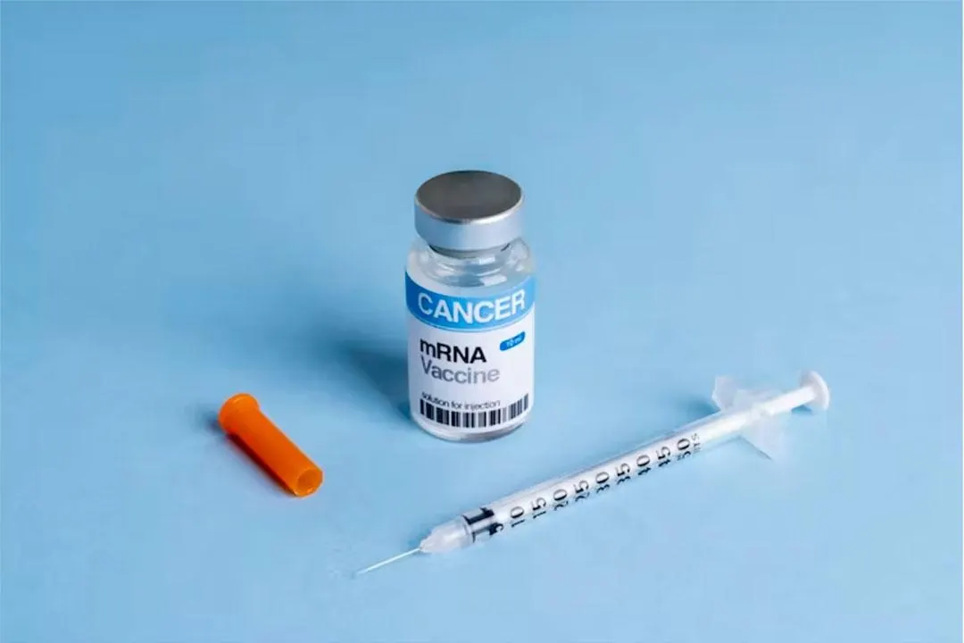 Компания Moderna и Merck объявили об успешных испытаниях индивидуализированной мРНК-вакцины против меланомы. Новости подтолкнули акции компаний вверх, а в регионах обсуждают включение таких вакцин в программу ОМС.