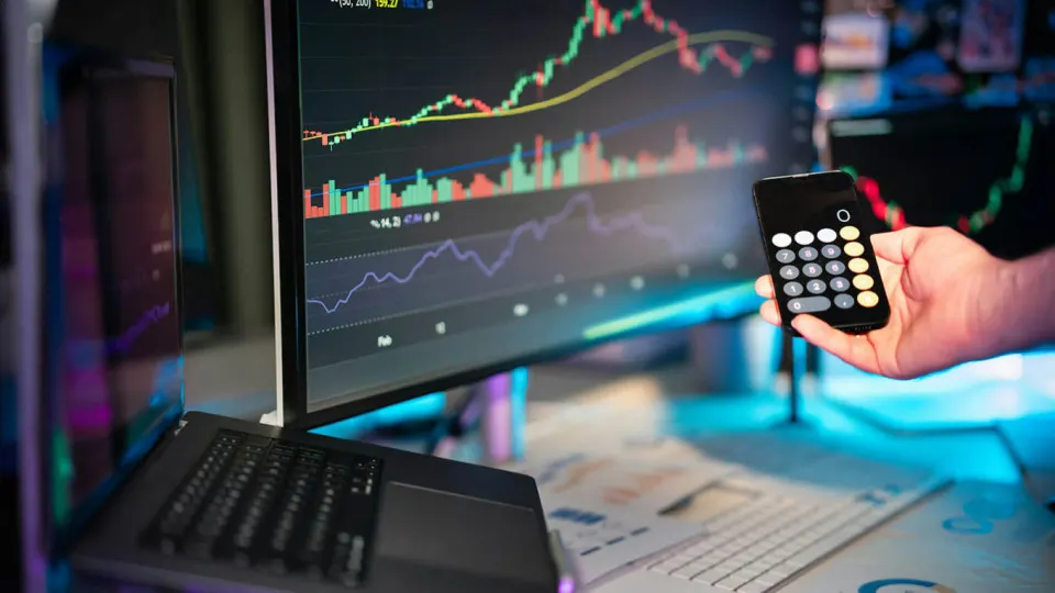 Глава российского банка предупреждает о вероятной блокировке USDT и росте государственного контроля над цифровыми активами. В обзоре — развитие собственной инфраструктуры и серия событий на криптовалютном рынке, включая кибератаки и санкции.
