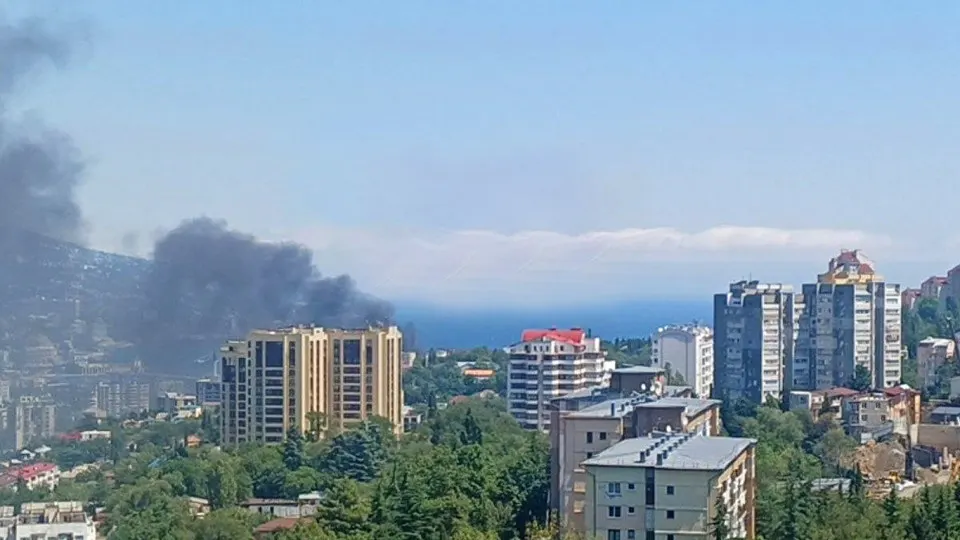 Украинские дроны атаковали побережье Ялты, вызвав пожар в здании на набережной; власти призвали жителей и гостей района сохранять спокойствие и соблюдать меры безопасности.