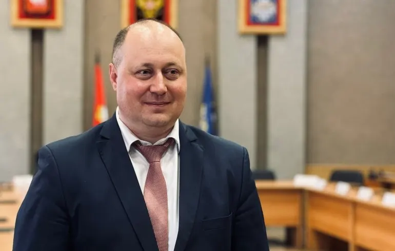 Перед началом отопительного сезона в Озёрске сохраняются перебои с горячей водой: жильцы жалуются на отсутствие воды и сниженный напор, власти обещают ремонт сетей.