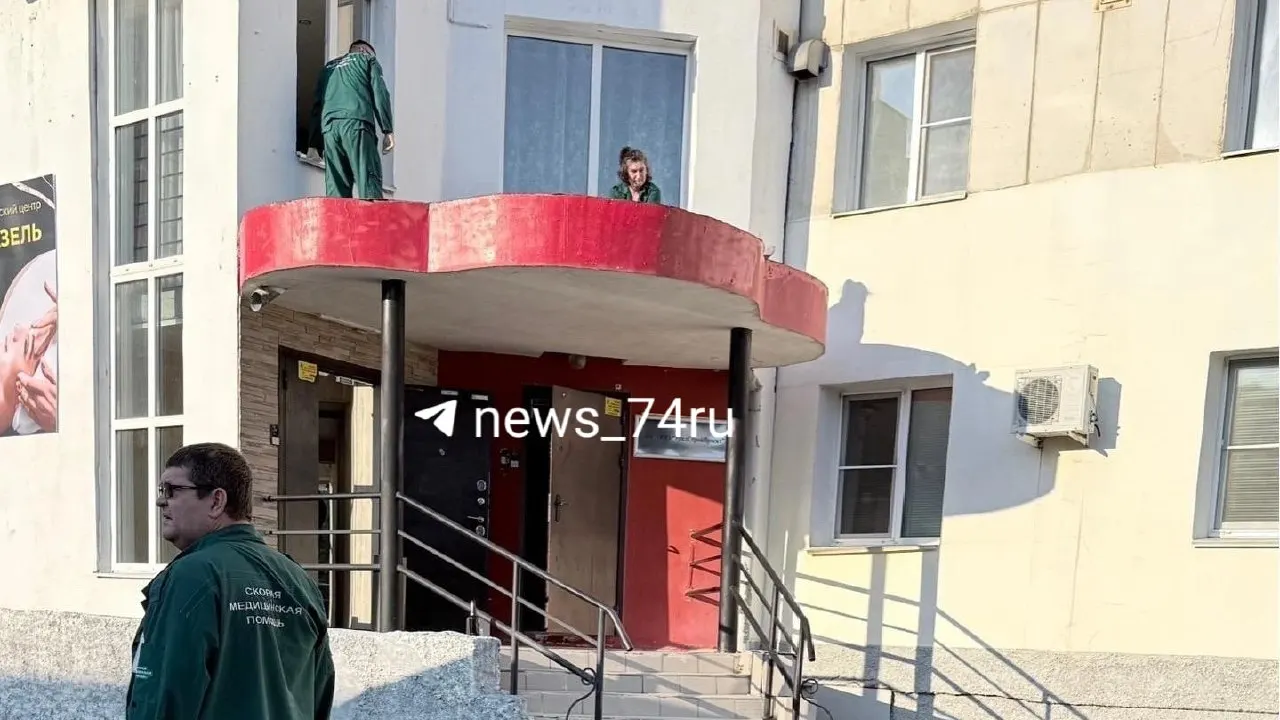 18-летний житель Челябинска покончил с жизнью после проигрыша в казино; тело найдено на Комсомольском проспекте. Следственный комитет устанавливает обстоятельства.