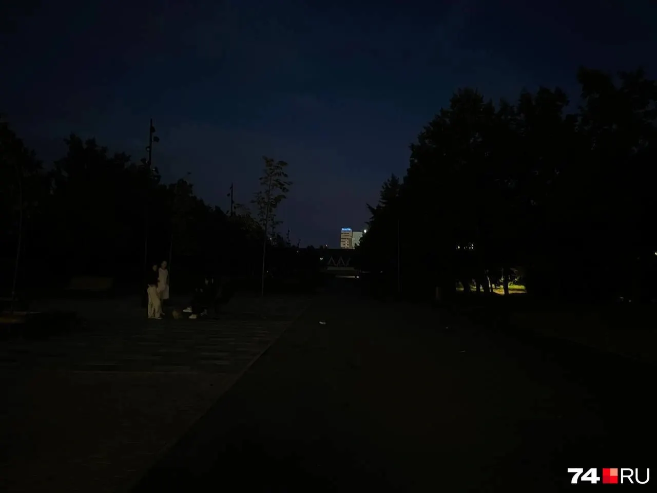 Освещение в обновлённом ПКиО Курчатовского района не работает уже более месяца; власти обещают решить проблему в ближайшее время.