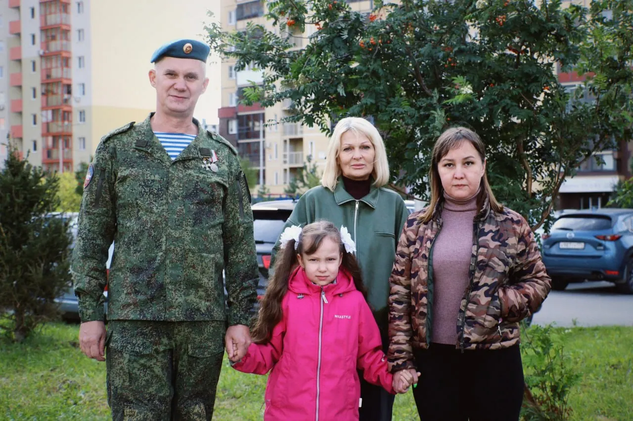 В челябинских школах к детям погибших военнослужащих приходят люди в военной форме и с символикой, что вызывает вопросы о влиянии на детей.