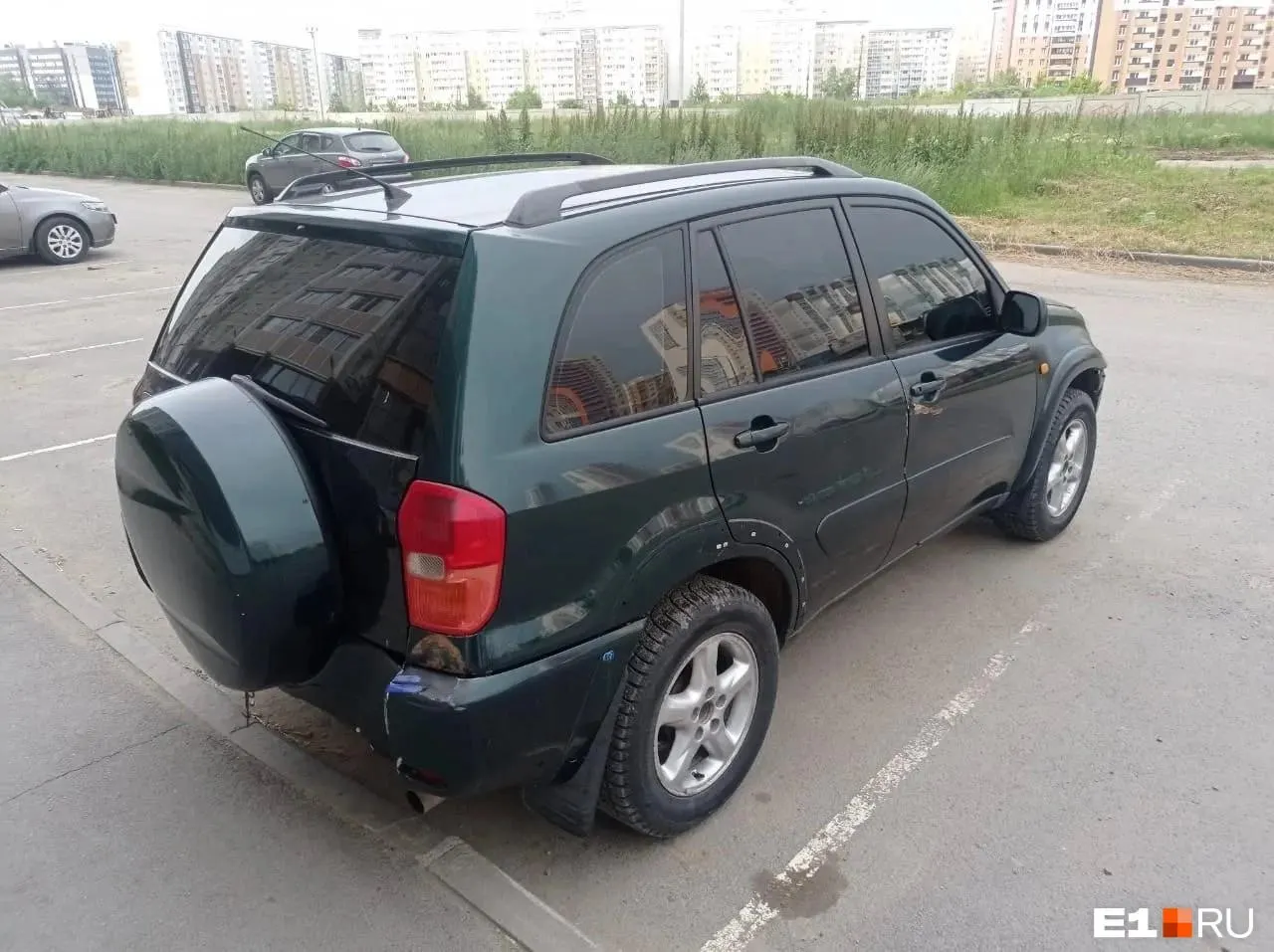 Житель Екатеринбурга приобрёл у перекупщика Toyota RAV4 2001 года за 650 тысяч рублей; VIN оказался перебит, автомобиль числится угнанным. Разбирательства продолжаются, а эксперты дают советы по проверке автомобилей перед покупкой.