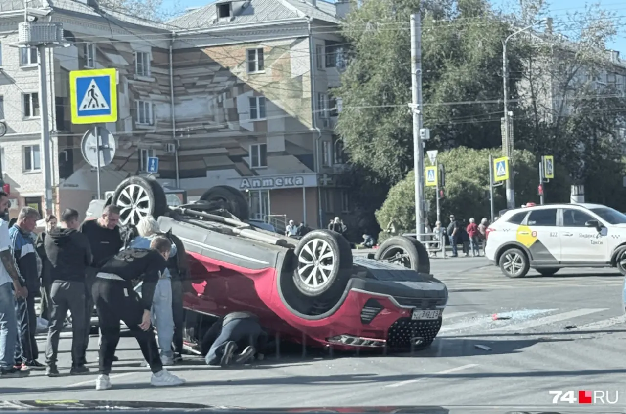 На перекрёстке Доватора и Воровского столкнулись HAVAL и Chery; пострадали водитель и пассажир Chery, о пострадавших пешеходах информация уточняется.