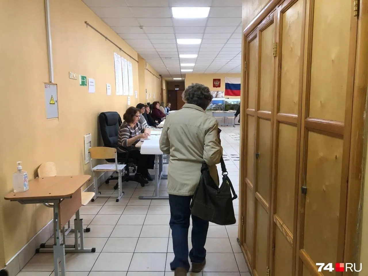 Участки работают три дня (до 20 сентября) с 8:00 до 20:00; часть жителей голосует онлайн, часть — на дому по телефону участка.