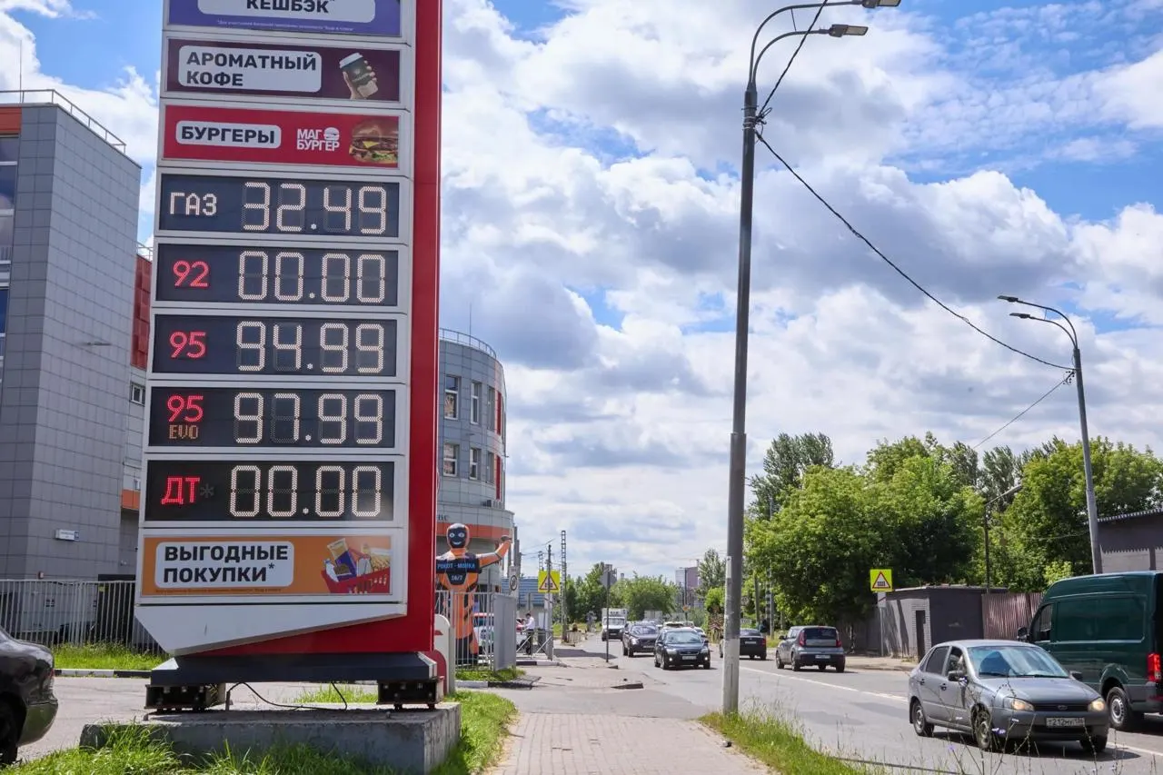ФАС расширяет надзор за топливым рынком: к середине сентября зарегистрировано 55 дел и 83 предупреждения, основная доля претензий приходится на независимые АЗС. Зафиксировано значительное подорожание топлива в отдельных регионах.