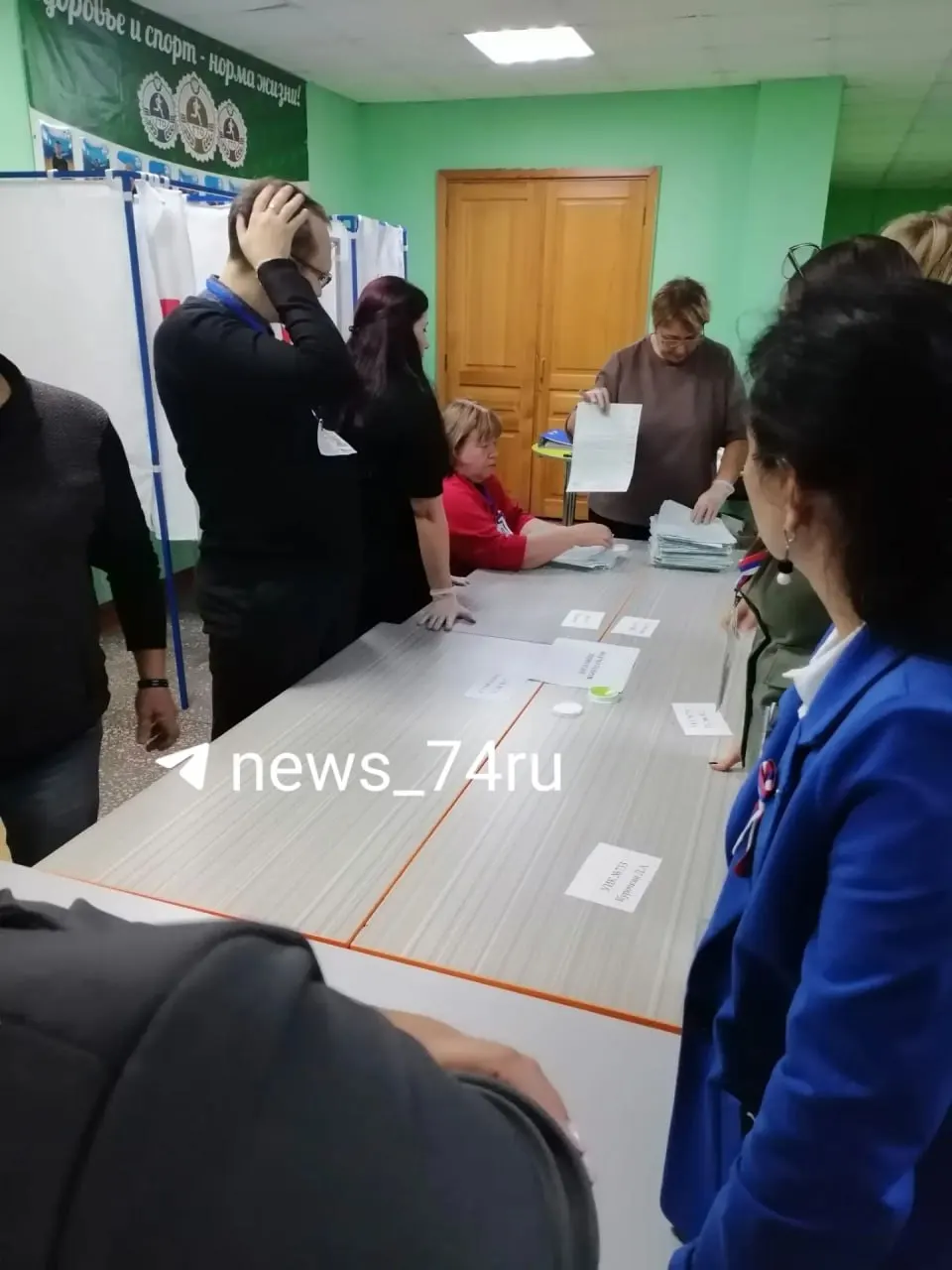 На одном участке начался подсчёт бюллетеней за партии и депутатов. За три дня сумма подсчётов по одномандатникам и партиям продолжает расти, а процесс сортировки усложняется.