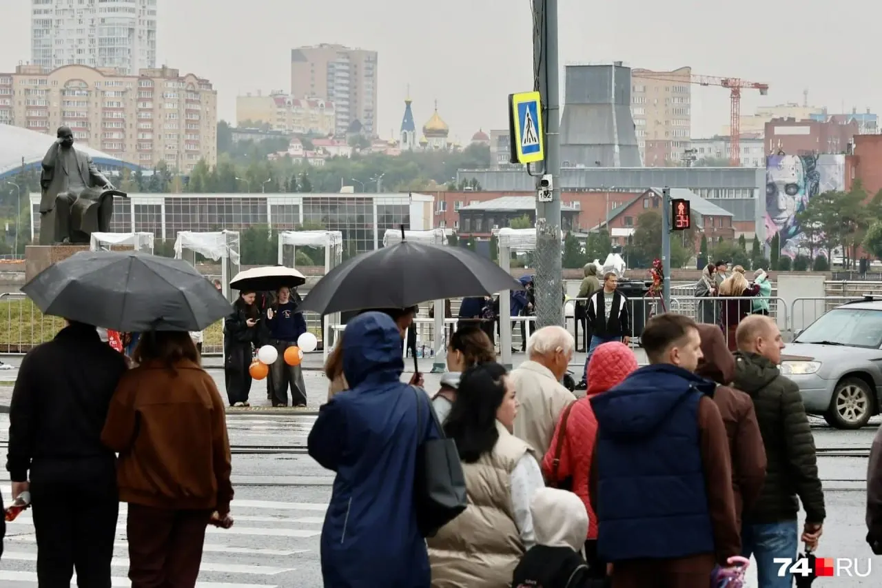 Дождь стихает, в центре города становится людей заметно больше; на улице Кировка открылась ярмарка сувениров.