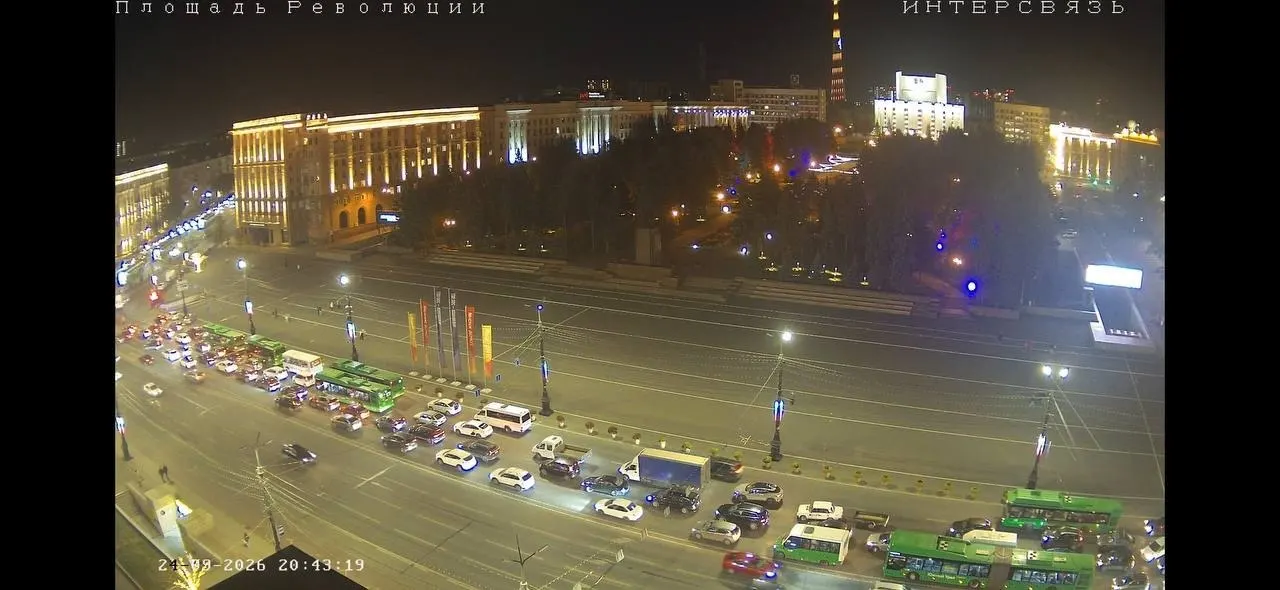 Состояние пострадавшего уточняют врачи; на площади образовалась пробка.