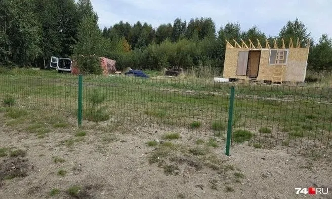 Строительный каркас близко к берегу озера вызывает вопросы у местных жителей; владелица настаивает на законности, комментарий Минэкологии ожидается.