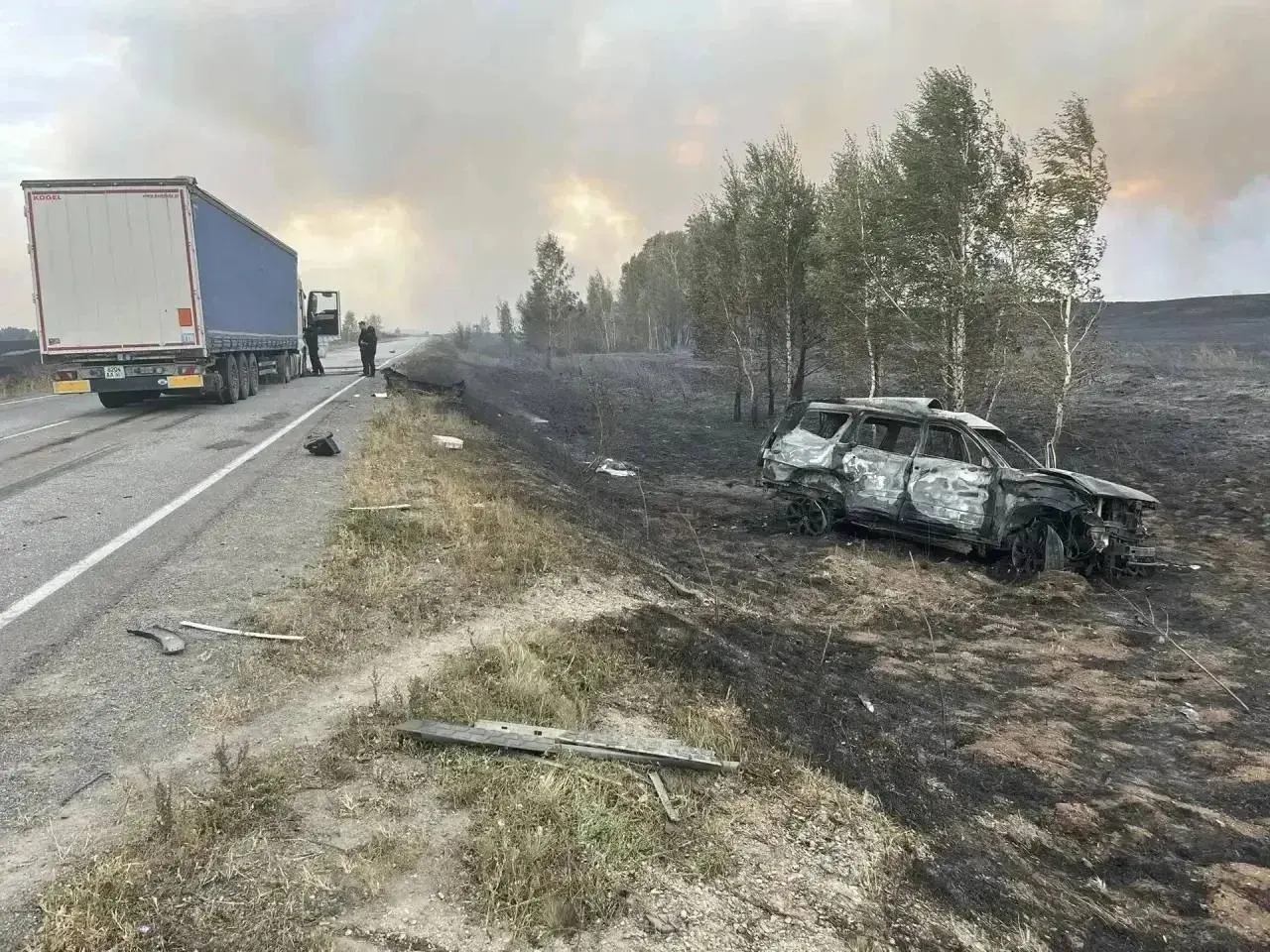 Водитель KIA столкнулся с грузовым MAN из-за дыма от пожара; погибла пассажирка, еще двое пострадавших госпитализированы.