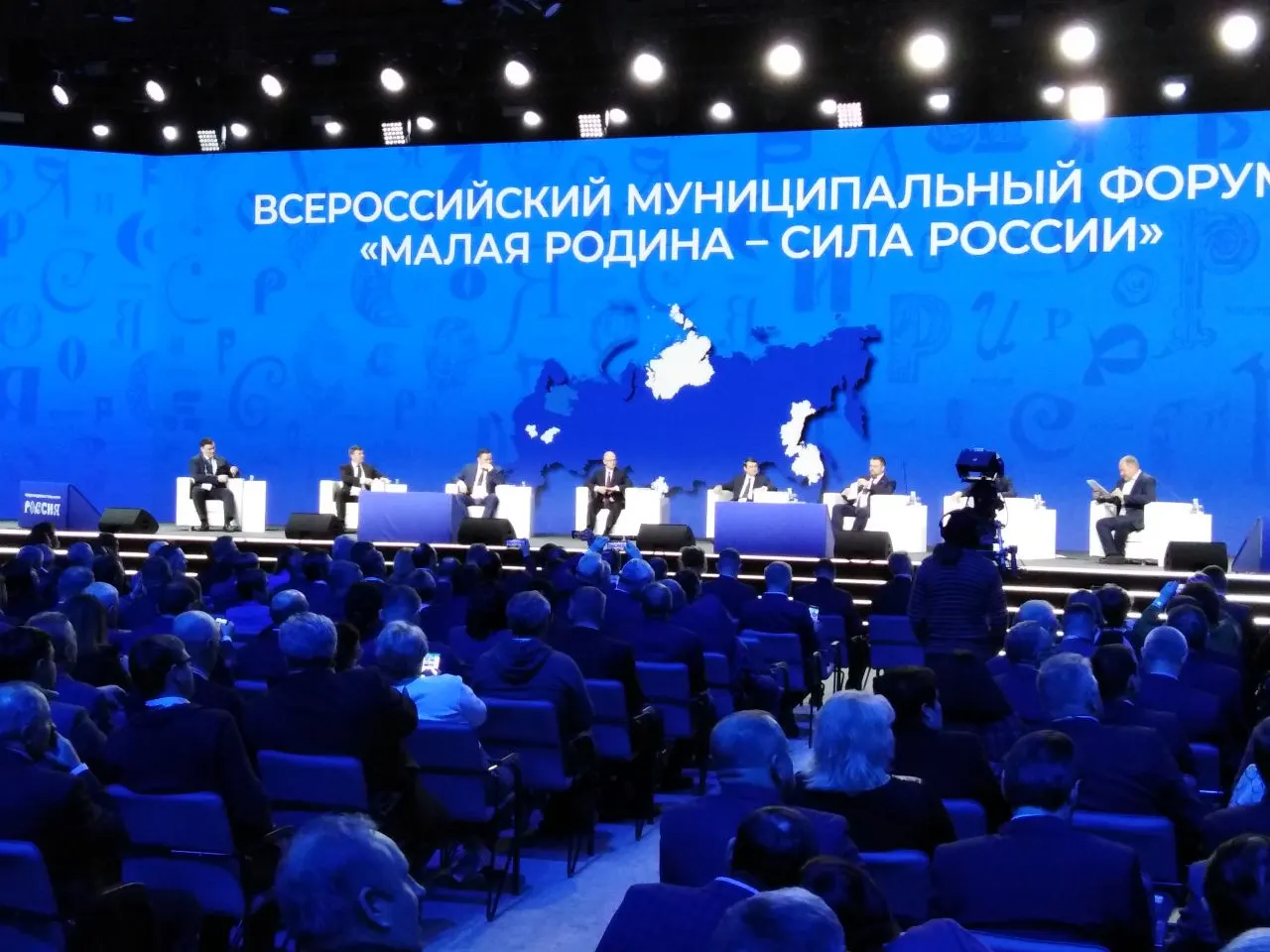 Указ устанавливает ежегодное проведение форума и церемонии вручения премии для муниципальных служащих; за организацию отвечает Сергей Кириенко.