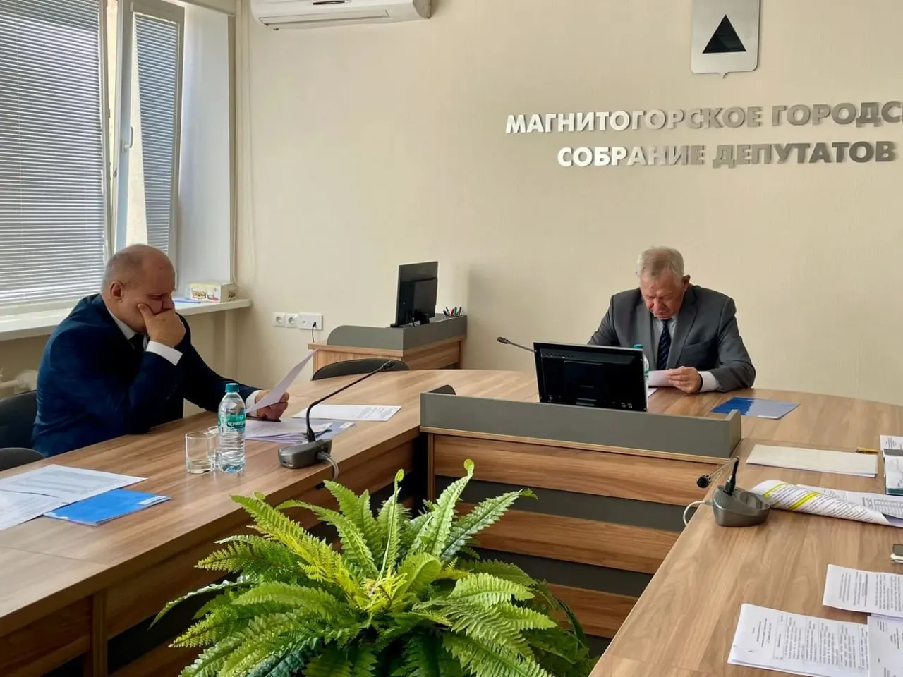 Депутаты Магнитогорского городского собрания отчитались об исполнении наказов, однако часть запросов остаётся на стадии подготовки закупок и конкурсов.