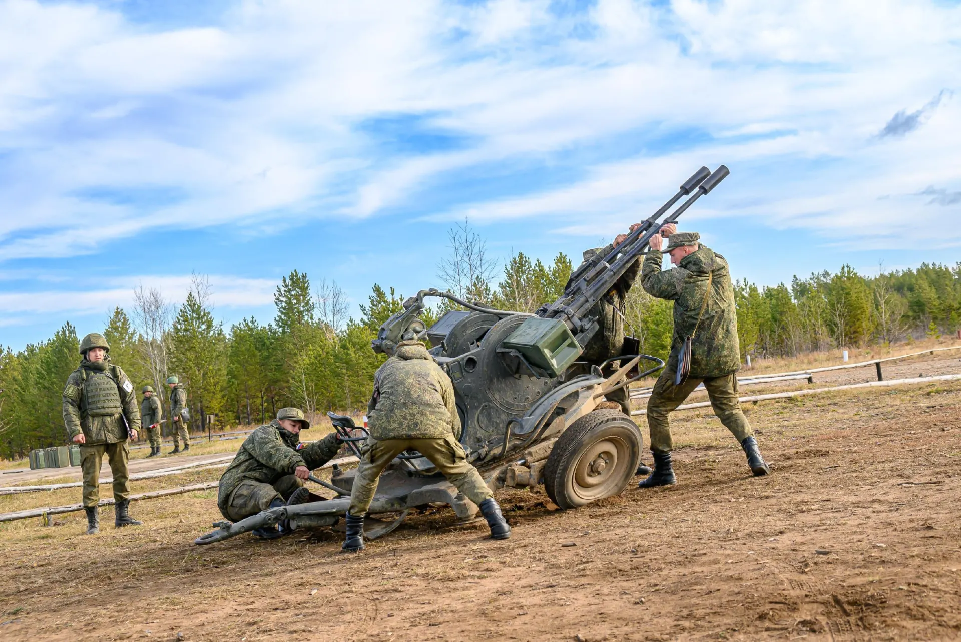 Число военнослужащих вырастет на 15,5 тысяч человек.
