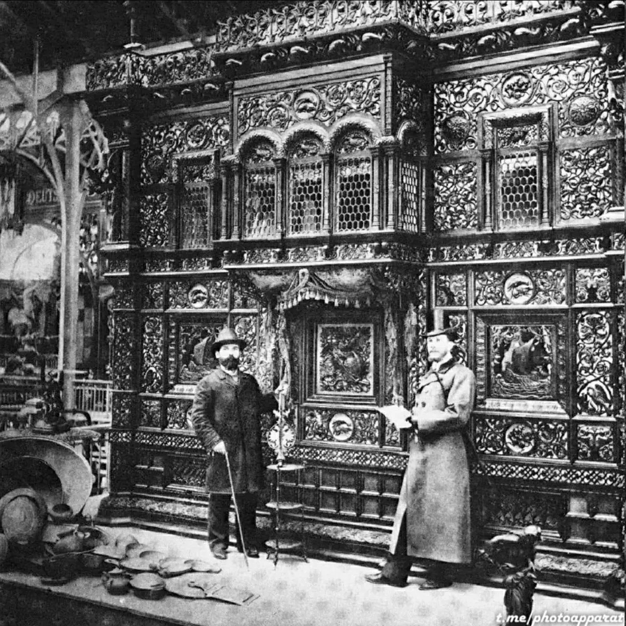На Всемирной выставке 1900 года каслинский чугунный павильон стал сенсацией: мастера из Касли превратили утилитарный металл в настоящее искусство, и павильон сохранился как единое целое.