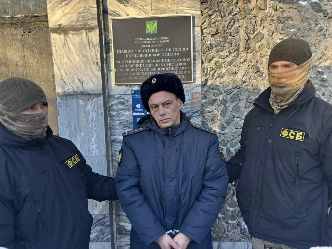 В Озерске бывшего начальника отдела судебных приставов приговорили к трём годам колонии общего режима за взяточничество; суд также назначил штраф и запрет на госслужбу на три года.