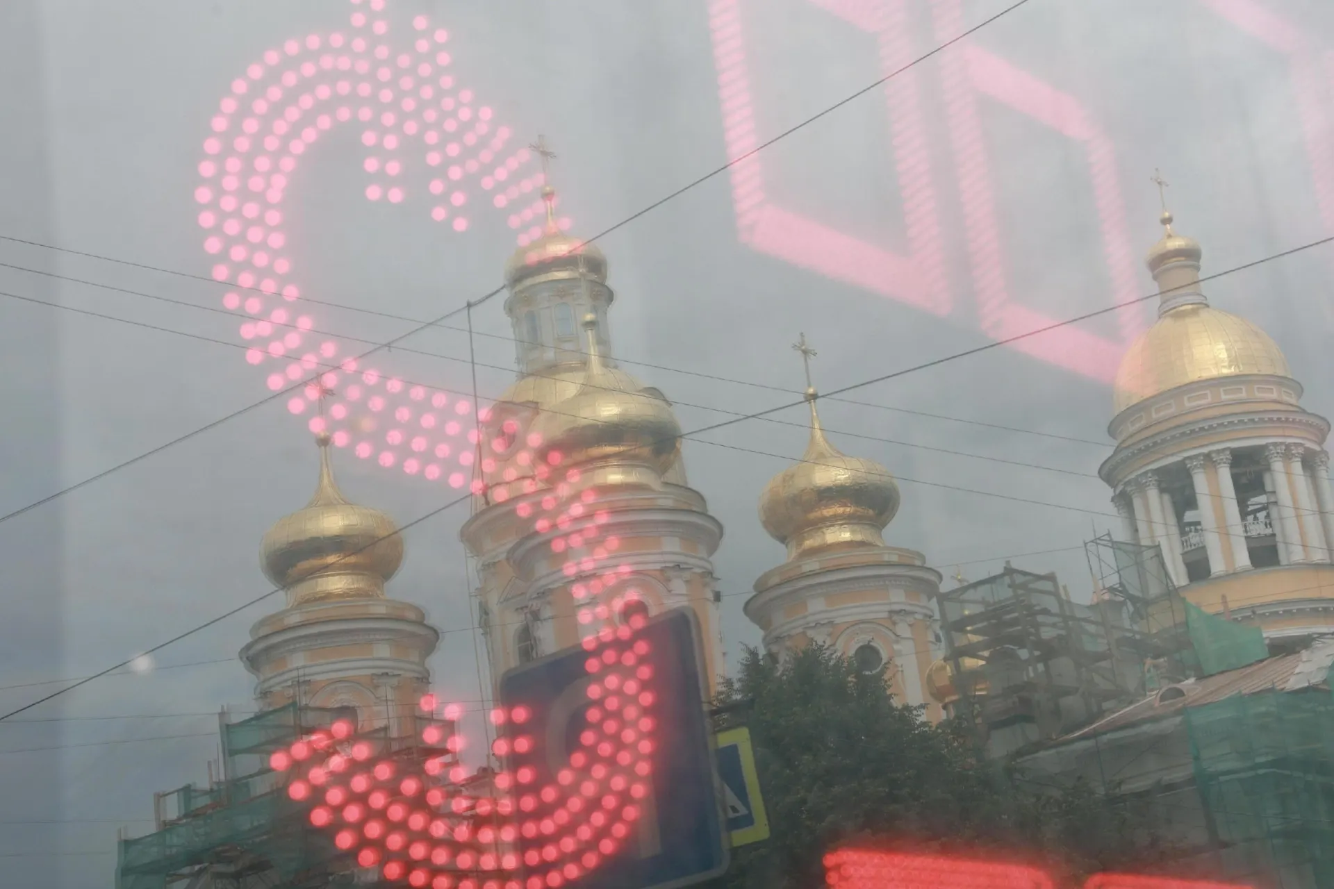 За лето рубль потерял к доллару примерно четверть стоимости. Эксперты объясняют, что будет дальше.