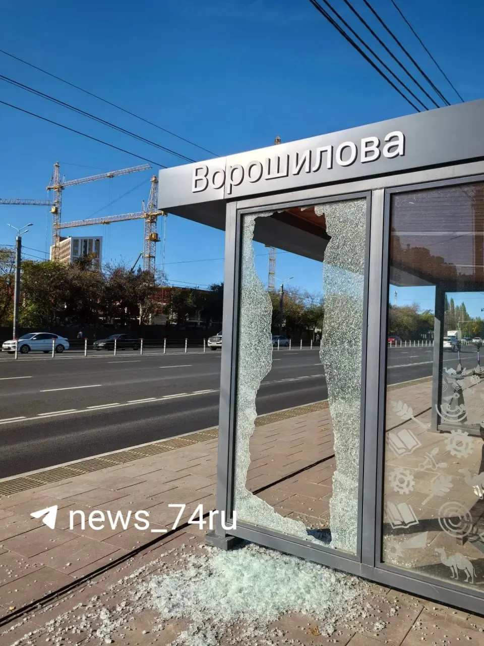 На городской остановке повреждён павильон: подрядчик уже заменил остекление, проводится расследование.