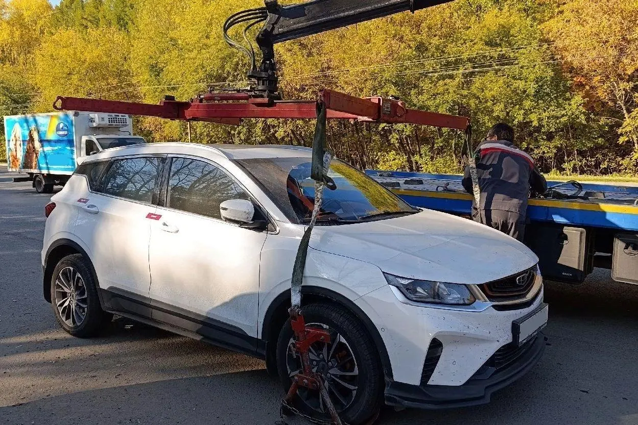 Юрлицо в Челябинске столкнулось с долгами по штрафам за Geely Coolray: 123 неоплаченных штрафа на сумму около 397 тыс. рублей и исполнительные сборы на 1,14 млн рублей; если долг не будет погашен, автомобиль может быть продан.