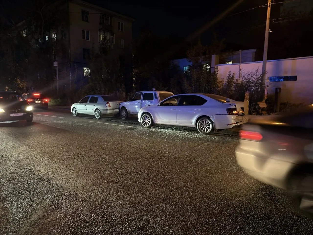 В Челябинске произошло столкновение четырех автомобилей; пострадал водитель одного из них. Инцидент произошёл на улице 40-летия Октября в Тракторозаводском районе: Mazda, Skoda, Renault и Lada Niva столкнулись.
