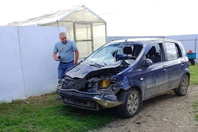 На трассе между деревнями Буланцы и Акбашево табун лошадей столкнулся с автомобилем, пострадала семья, обсуждается возмещение ущерба.