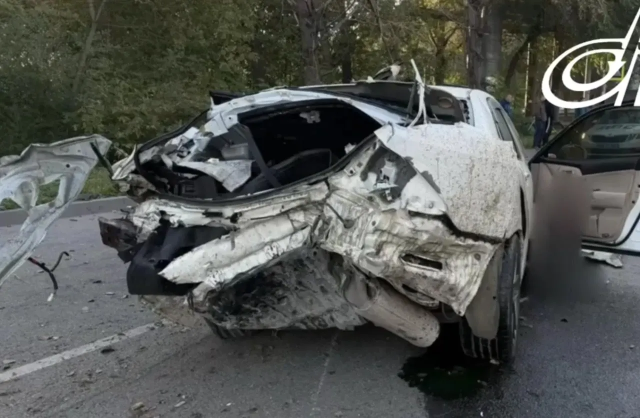 По данным ГИБДД, 28-летний водитель потерял управление. В автобусе на момент ДТП пассажиров не было. Погибла пассажирка автомобиля, водитель получил травмы.