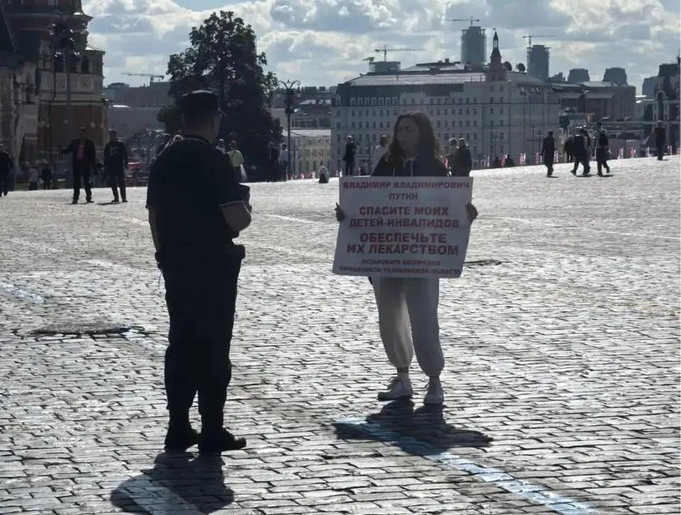 Родители 11-летних близняшек борются за лечение дочерей оригинальным препаратом Спинраза вместо отечественного дженерика; после акции у Кремля дело перешло в суд и обсуждение принудительного лечения.