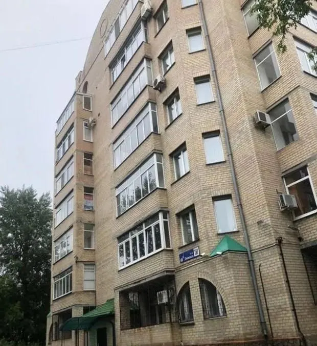 Начальная цена — 17,8 млн ₽; это вторая попытка продажи, ранее стартовая цена составляла 18,77 млн ₽. Квартира расположена на ул. Энгельса, д. 49, площадь 121 кв.м.