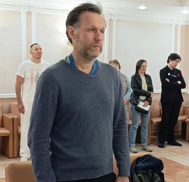 Несколько кандидатов от Яблока и Коммунистов России сняты с выборов в разных регионах по обвинениям в символике и правовых нарушениях.