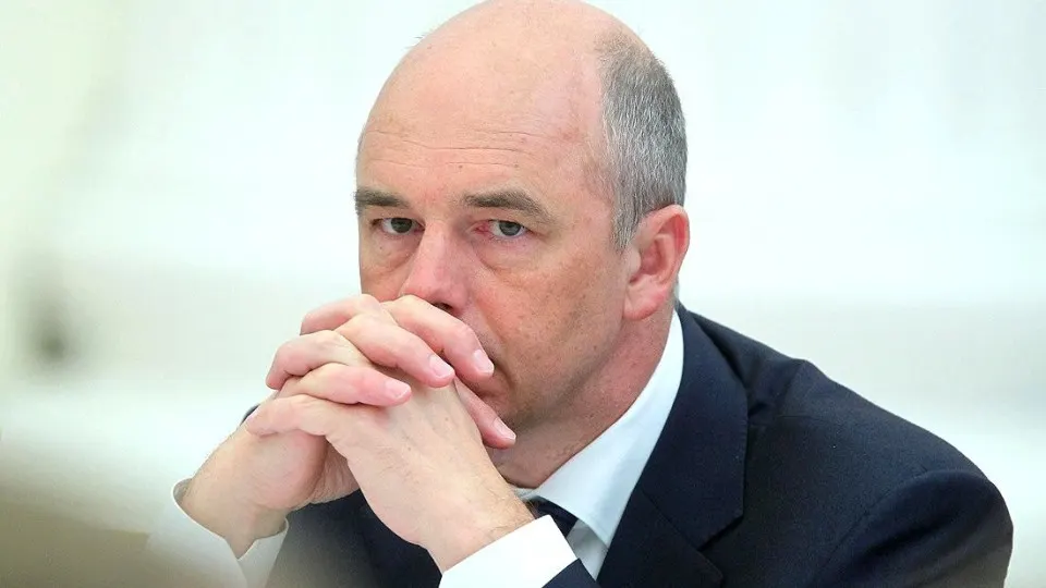 Дефицит федерального бюджета в 2026 году может составить около 6,9 трлн рублей на фоне ускорения расходов на войну и реформ налогов.