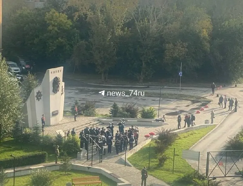 Автомобили жильцов ЭвоПарка вывезли без предупреждений на парковке возле стелы Танкистам во время подготовки к памятной церемонии; люди ищут свои авто.