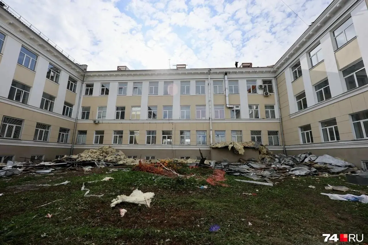 Пациенты жалуются на приостановку работ по кровле поликлиники на ул. Горького: после дождей в помещениях мокнет, утеплитель и шифер разбросаны по территории.