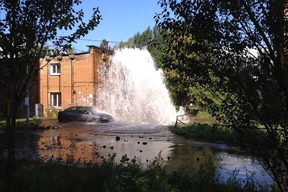 Изношенные сети, перебои с горячей водой и рост тарифов затронули десятки регионов. Жители пытались решать проблемы через обращения к властям и публичные жалобы, а подрядчики искали пути стабилизации поставок.