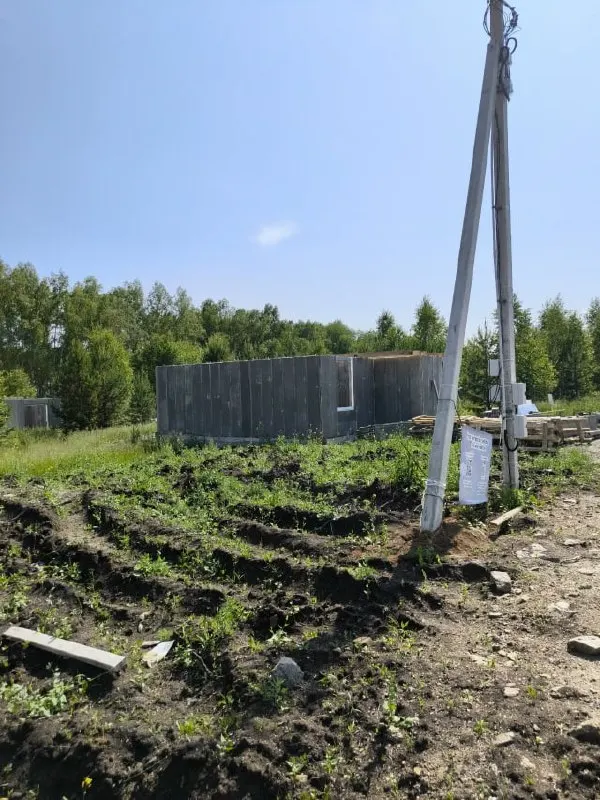 Сотни семей в Челябинской, Свердловской и Курганской областях заплатили за коттеджи, но жильё так и не получили. Возбудили уголовное дело о мошенничестве. Власти обсуждают кредитные каникулы и другие меры, но системного решения пока нет.