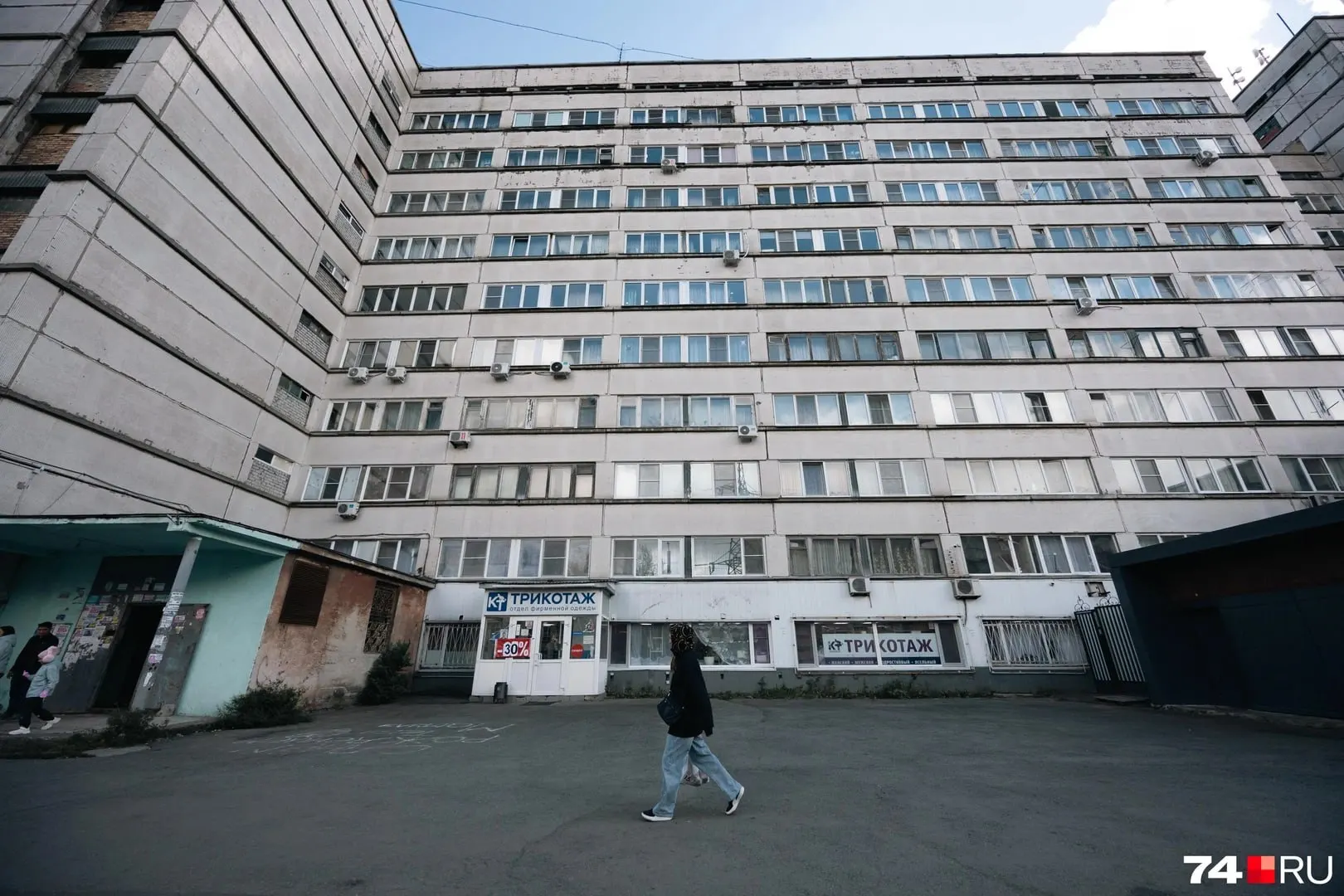 Жильцы описывают ветхость и хронические проблемы: сломанные лифты, протечки и неопределенность с тем, что произойдет зимой.
