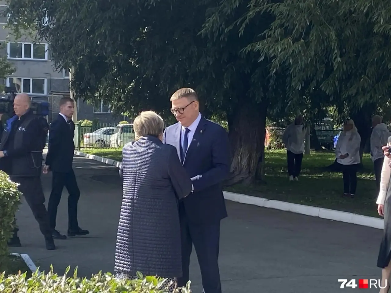 Губернатор посетил школу №68 во время торжественной линейки, поздравив выпускников и пообщавшись с педагогами.