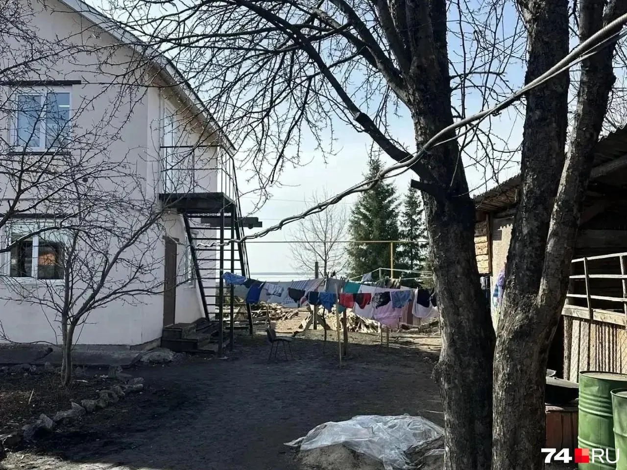 Прокуратура выявила нарушения требований пожарной безопасности и санитарных норм в частном реабилитационном центре, размещённом в жилом доме в селе Сары. Центр оштрафован на 20 тысяч рублей, суд запретил его работу; руководитель намерен обжаловать решение.
