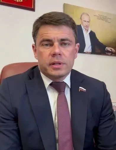 Госдума подчеркивает развитие суверенного интернета и появление национального мессенджера MAХ как одного из его элементов.