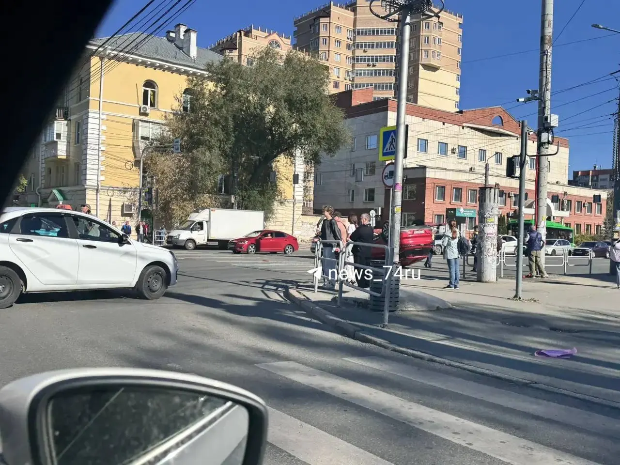 На перекрестке произошла авария с участием кроссовера; по данным сотрудников ГИБДД, пострадавших пока не зафиксировано, движение затруднено.