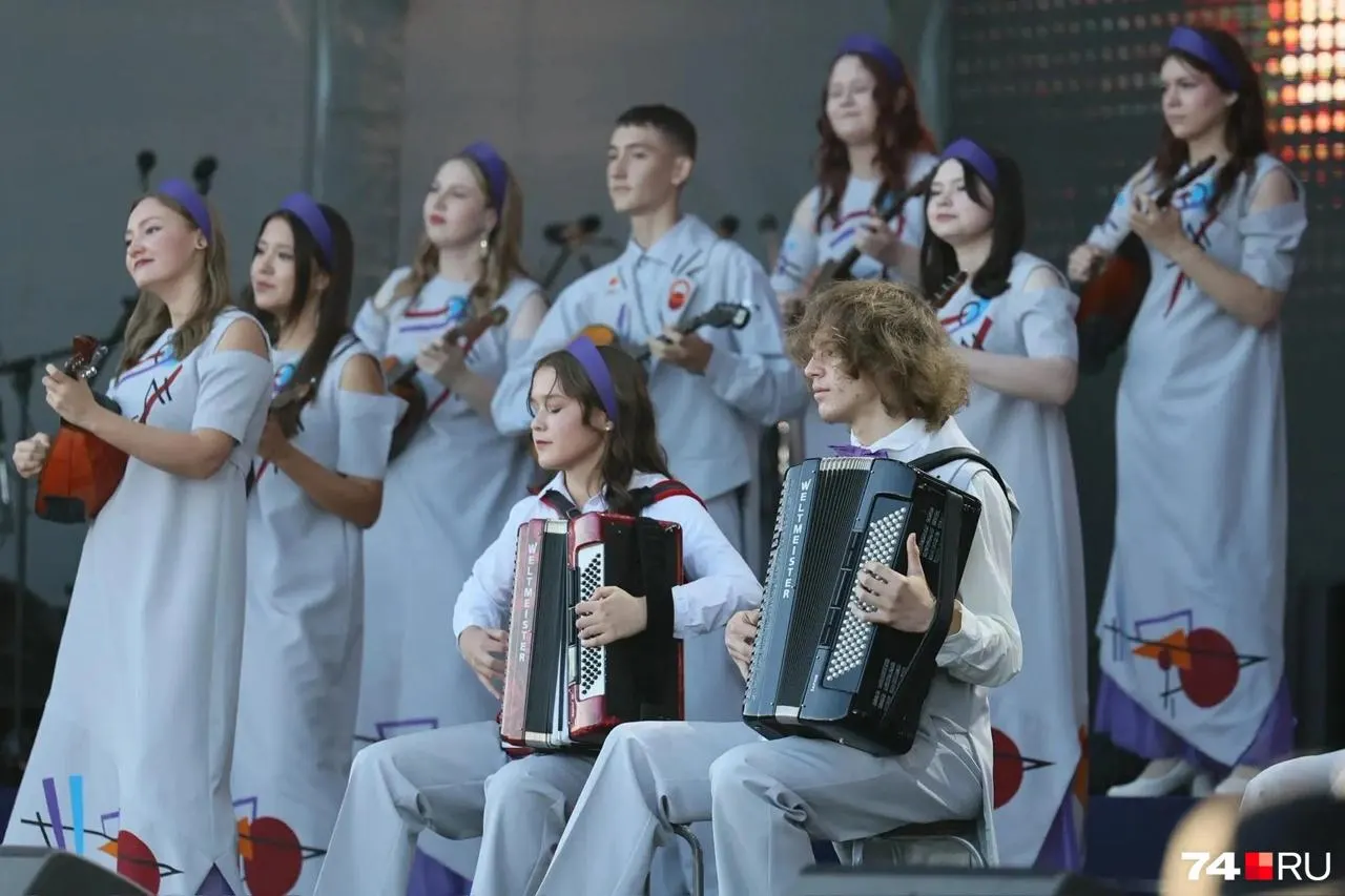 В Челябинске первый хедлайнер Валерий Сюткин выйдет на сцену к 20:00, пока публику развлекают местные артисты.