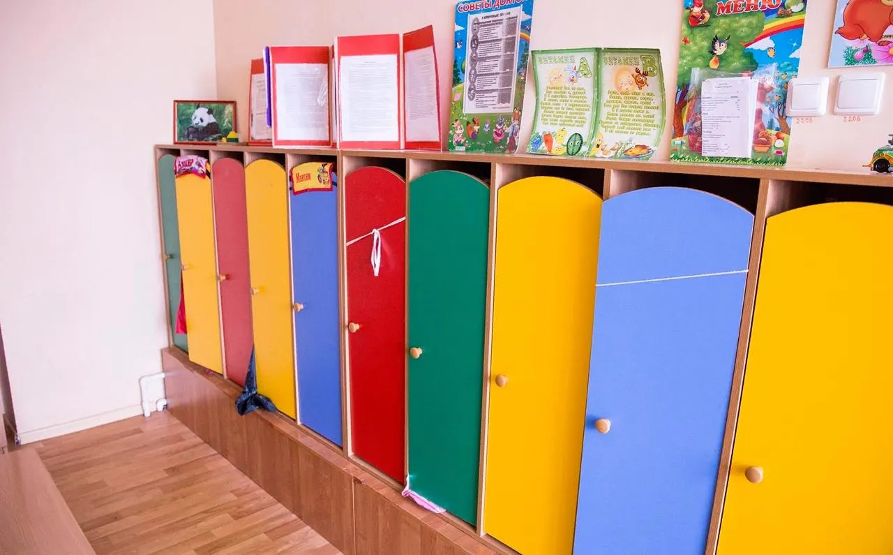 Сотрудницы копейского детсада № 44 жалуются на 12‑часовые смены, нехватку второго воспитателя и выгорание; зарплата около 45 тыс. рублей.
