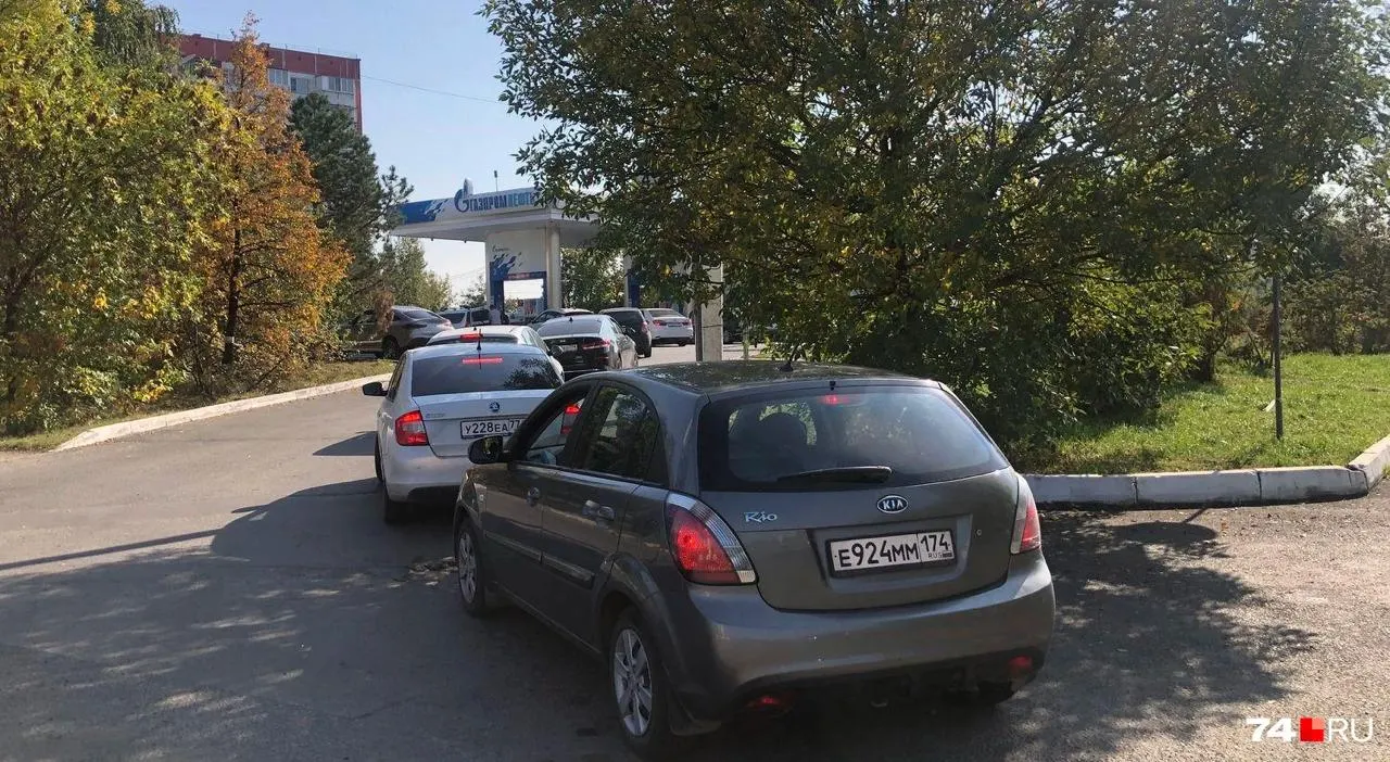 На 22 сентября ситуация на заправках Челябинской области выглядит спокойно: очереди короткие, однако на отдельных станциях встречается только АИ‑92; АИ‑95 и АИ‑98 найдены на некоторых заправках.