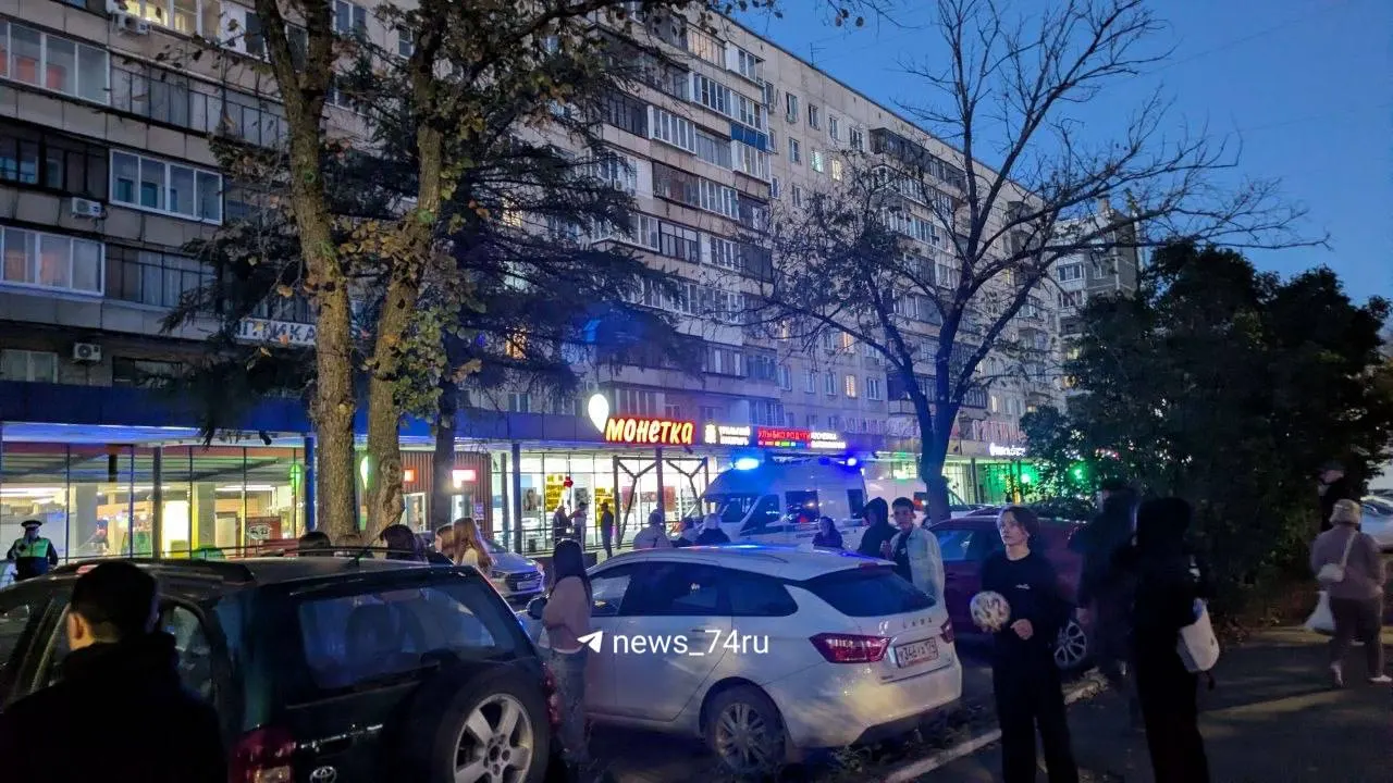 Очевидцы сообщают об оцеплении на парковке возле ТЦ «Магнолия» в Челябинске и поиске подозрательного автомобиля; территория перекрыта, собирается толпа.