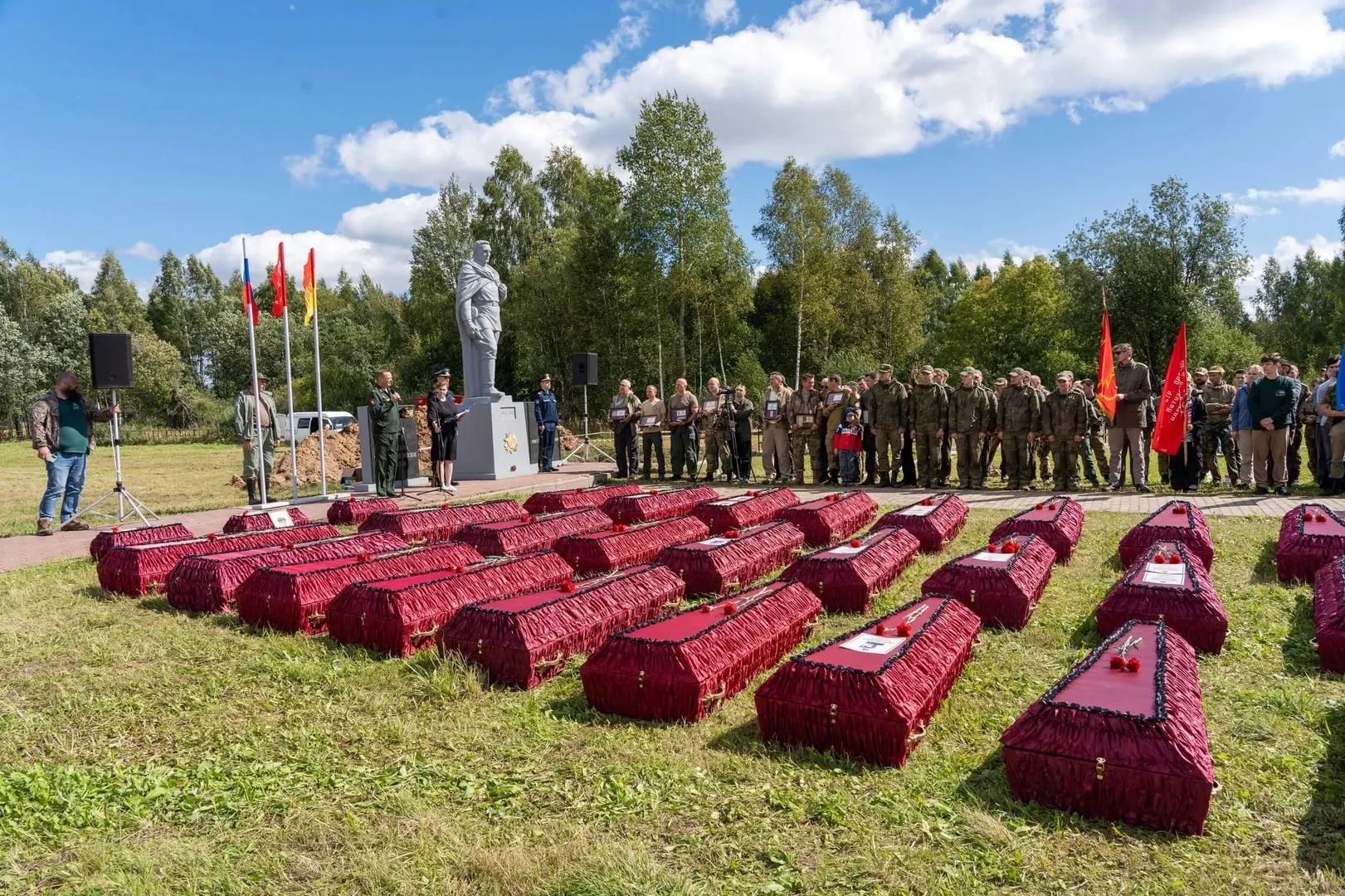 На воинском кладбище в деревне Вергино состоялась перезахоронение останков Мулагалея Итаякова, уроженца Верхнеуральского округа. Личность бойца установили поисковики по найденной подписанной металлической ложке.