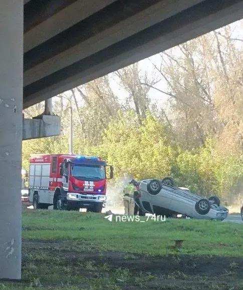 Движение затруднено на участке разъезда под мостами, пробка примерно 1,5 км; информации о пострадавших пока нет.