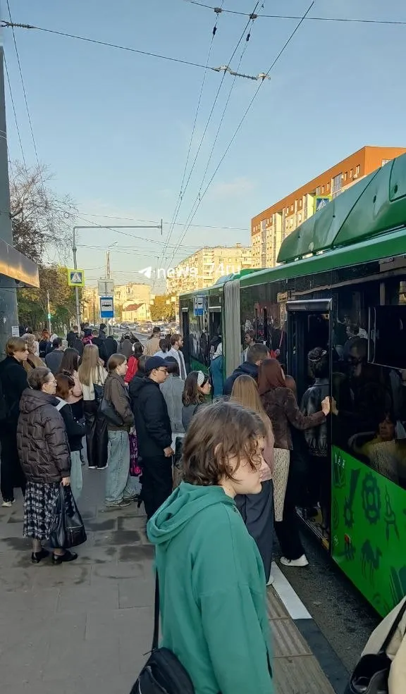 С начала осени обсуждают проблемы расписания маршрутов №64 и №17а; читатели приглашаются делиться фото условий в транспорте.