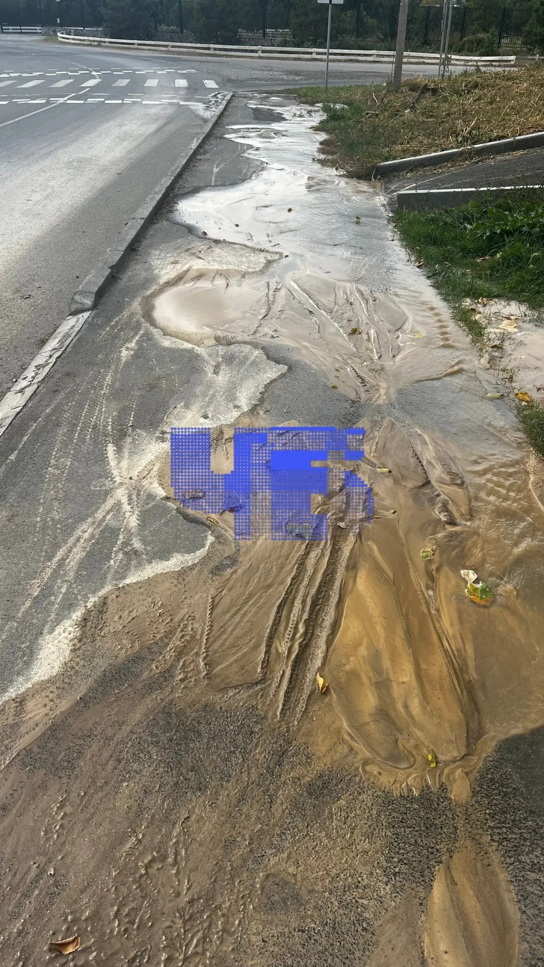 На улице Увельской прорвало водопровод; жильцы спасают дома насосами, пока чиновники отдыхают на выходных.