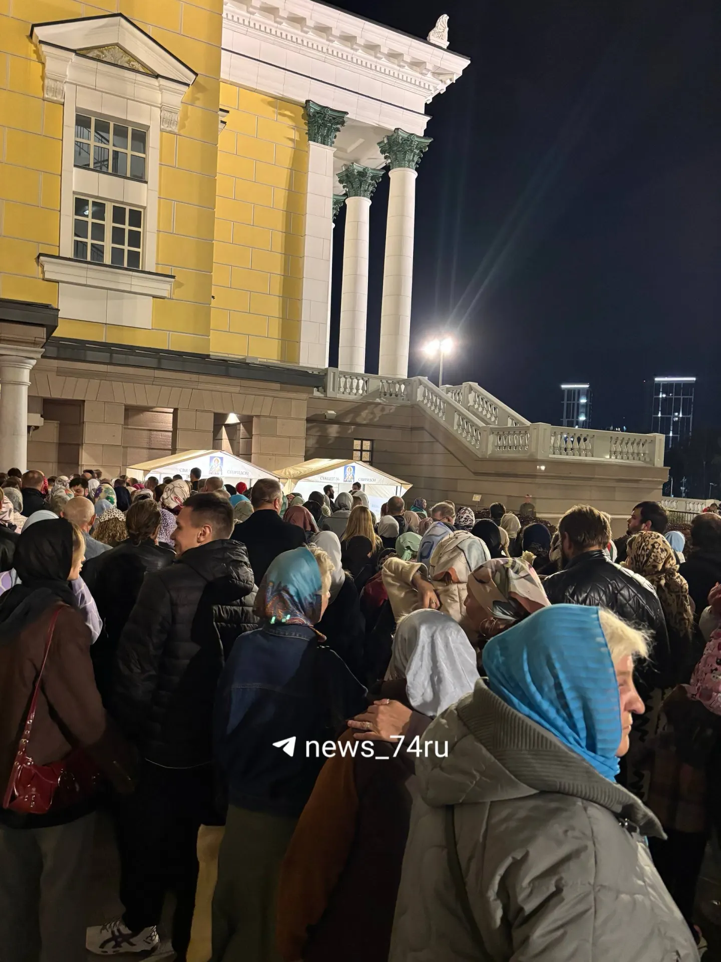 Горожане выстроились у кафедрального собора и продолжают ожидать у святыни, несмотря на позднюю ночь.